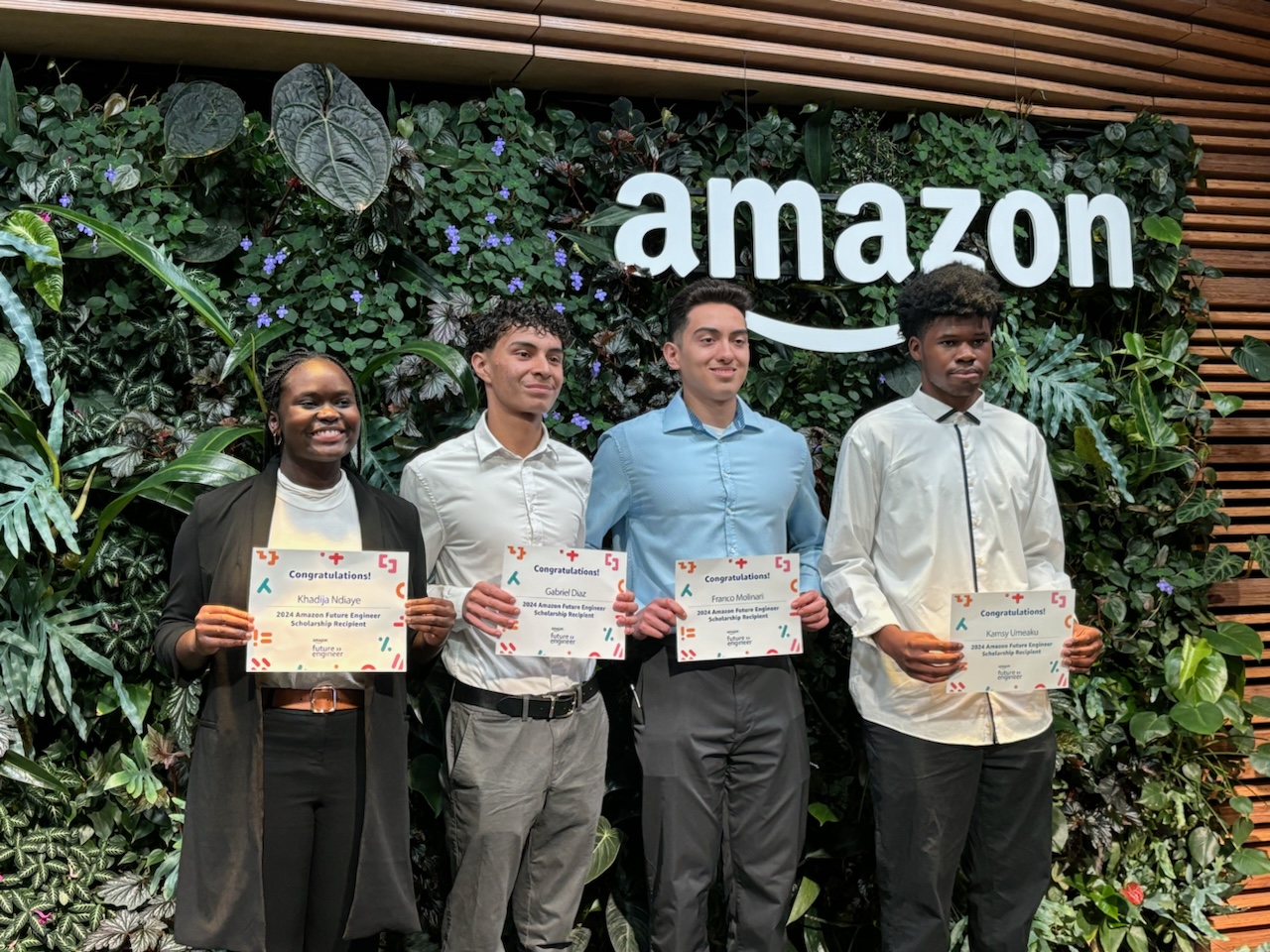 Cinco estudiantes ganan becas de Amazon Future Engineer